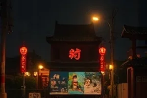 《九个半分钟》封面：钟表指针与碎片化画面拼接