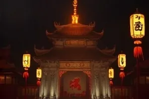 《慢半拍的夏天》封面：夏日午后半开的窗户与飘动的纱帘