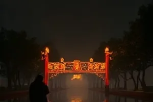 《第七次换乘》封面：地铁站台人流与拉长的灯影